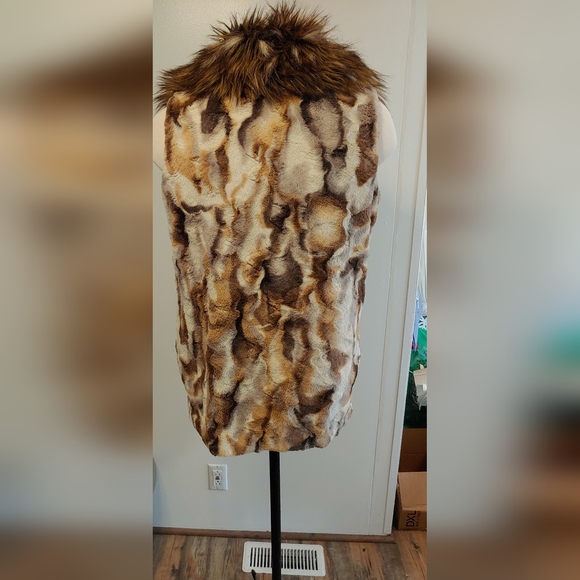 Fuax Fur Vest by Adrienne Landau - Picture 2 of 5